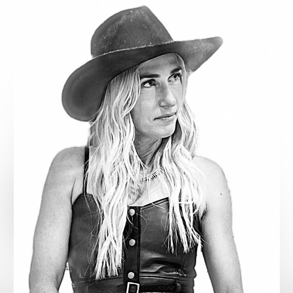 Meet your Posher, Bree - Picture 2 of 4